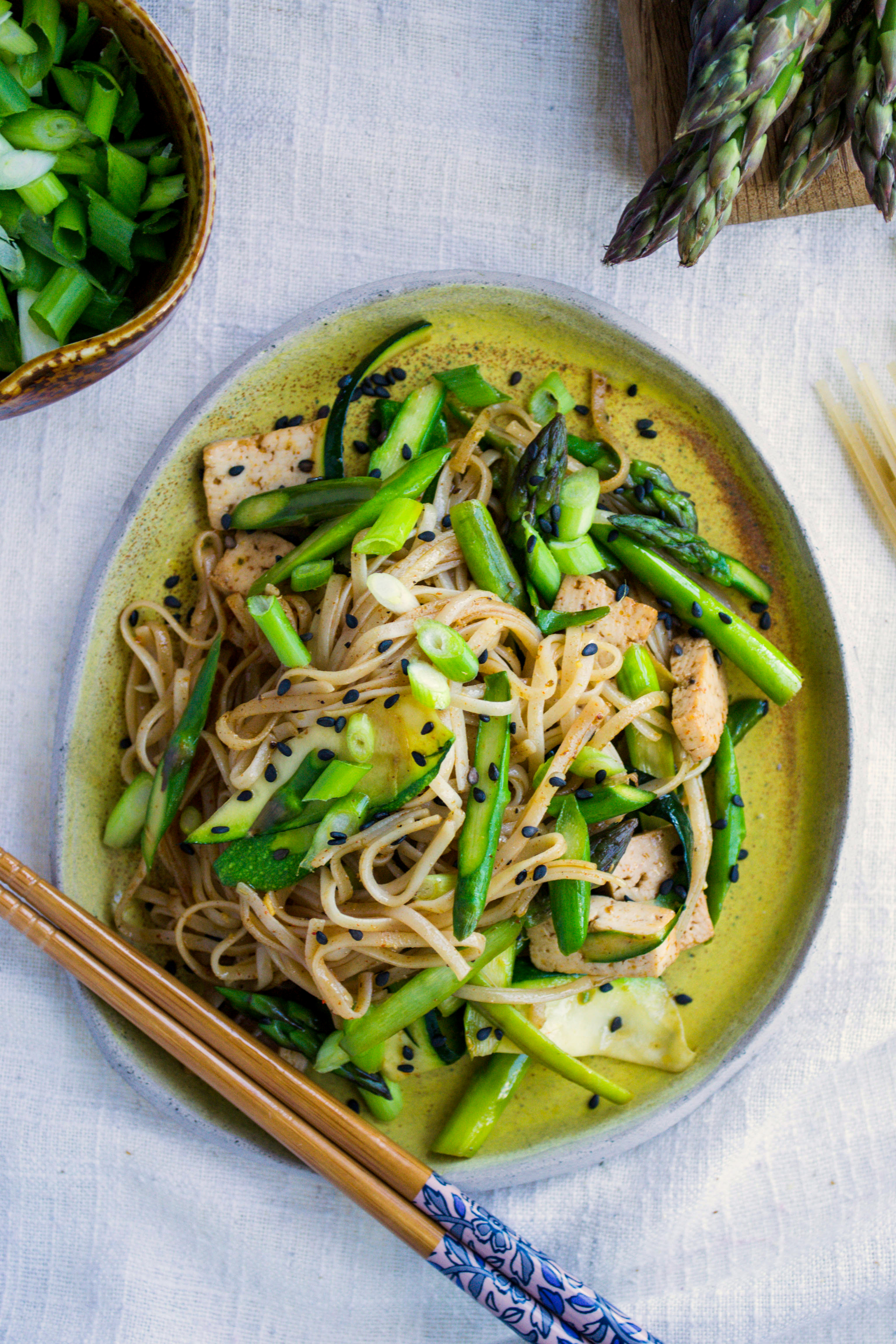 Noodles with asparagus and courgettes