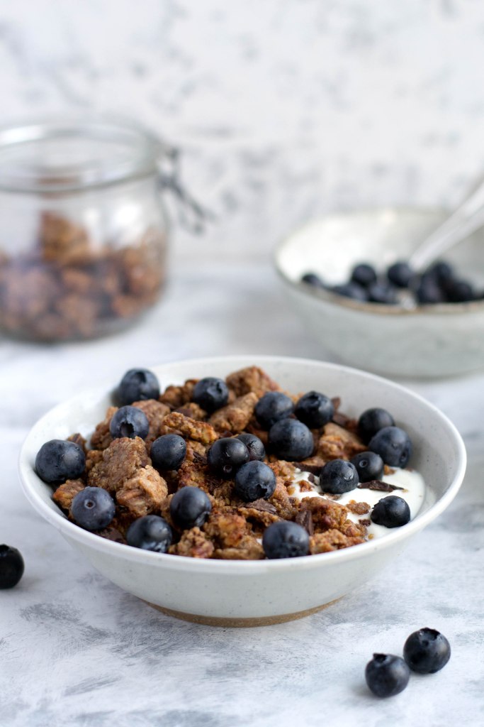 Banana bread granola