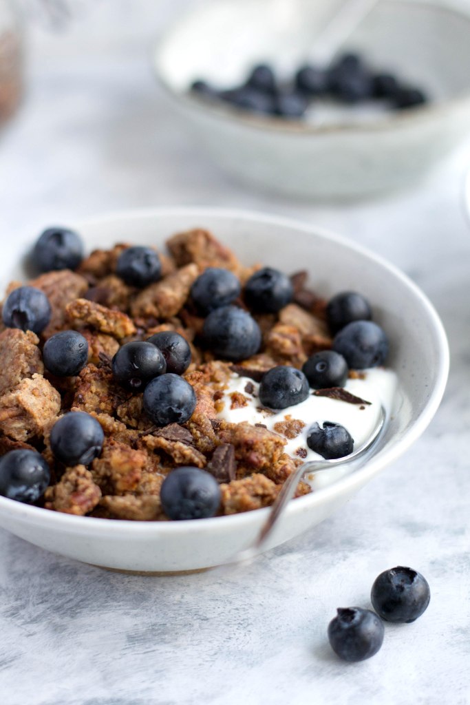 Banana bread granola