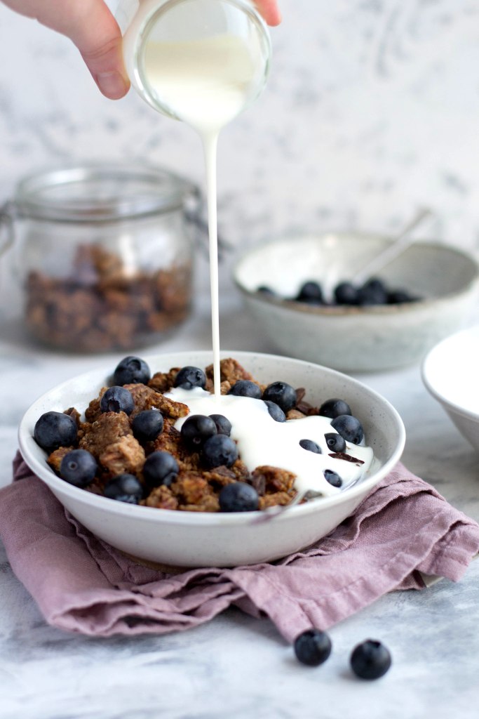 Banana bread granola