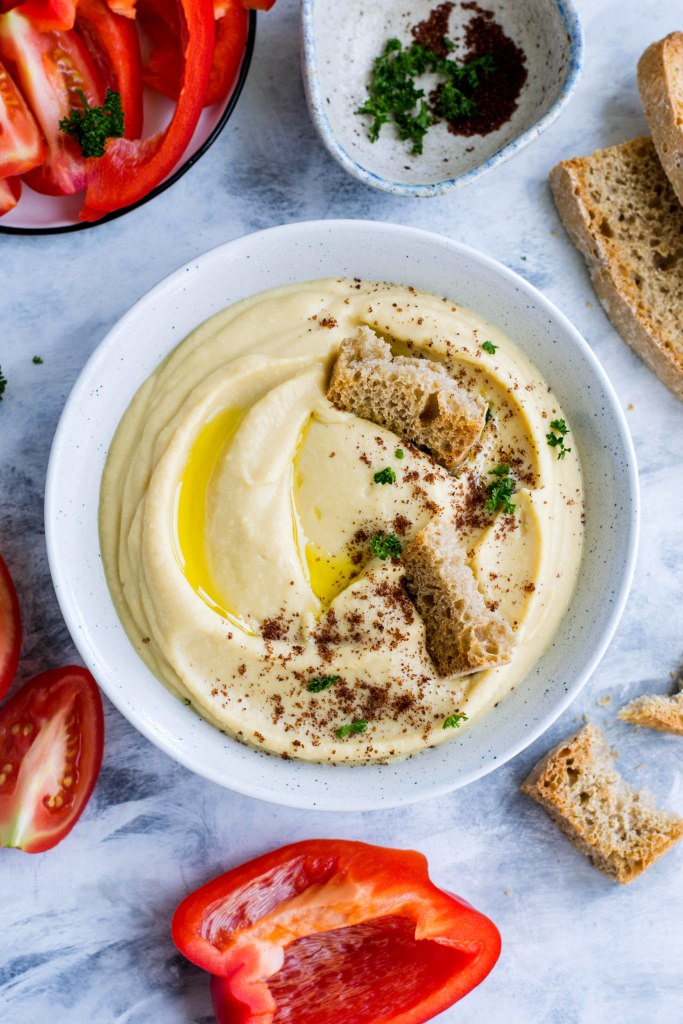This vegan white bean and lentil dip is made with simple ingredients and it will be ready in just 5 minutes! Recipe on amatterofnourishment.com