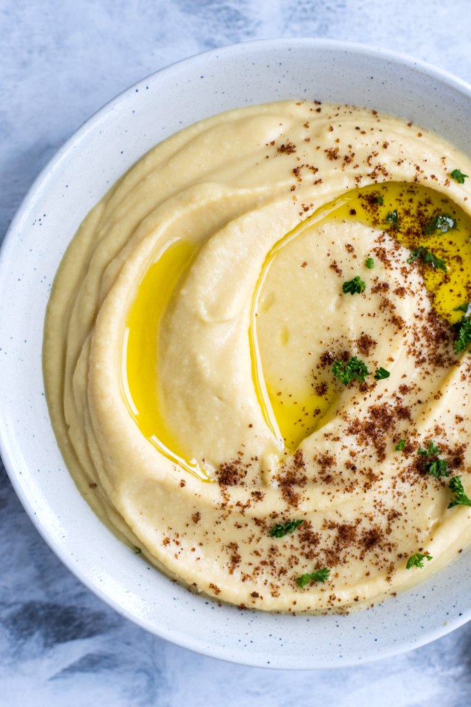 This vegan white bean and lentil dip is made with simple ingredients and it will be ready in just 5 minutes! Recipe on amatterofnourishment.com