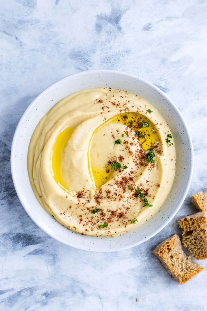 This vegan white bean and lentil dip is made with simple ingredients and it will be ready in just 5 minutes! Recipe on amatterofnourishment.com